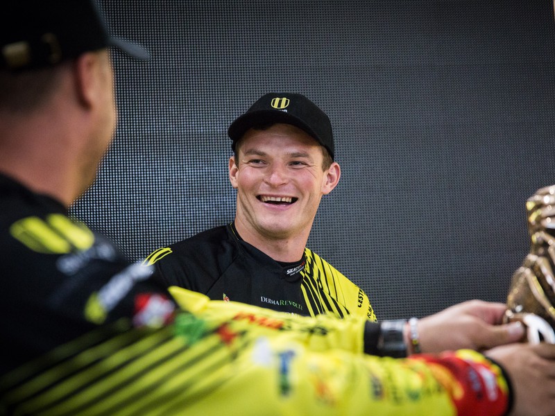 Motocyklový jazdec Slovnaft Teamu Štefan Svitko (vpravo) počas stretnutia s fanúšikmi a sympatizantmi