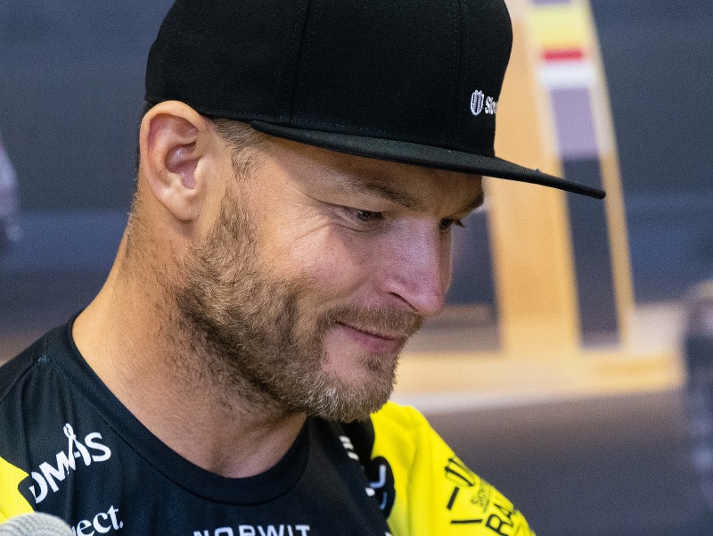 Na snímke slovenský motocyklový pretekár Štefan Svitko počas tlačovej konferencie po predčasnom návrate z pretekov Rely Dakar 