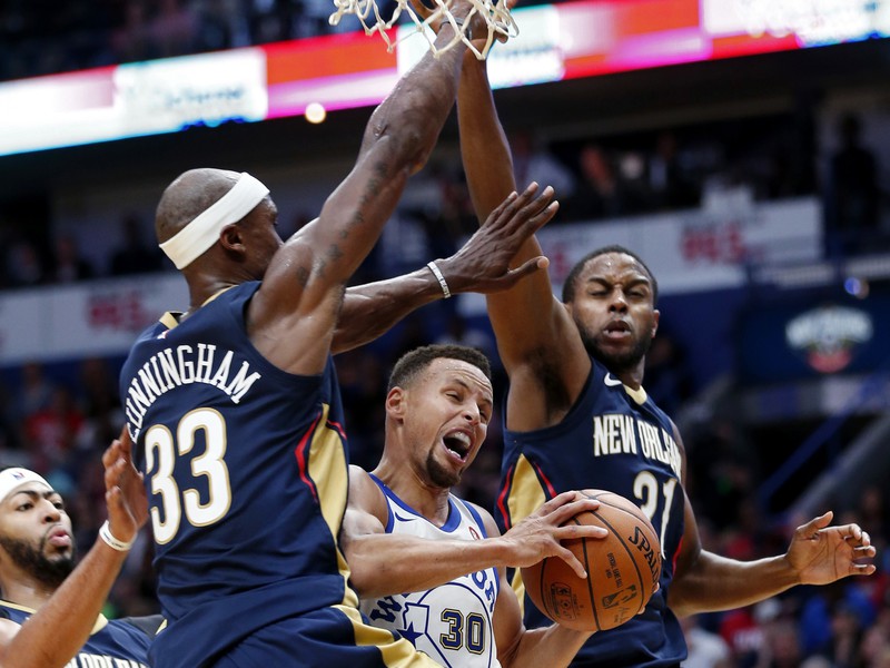 Stephen Curry sa prediera súperovou obranou