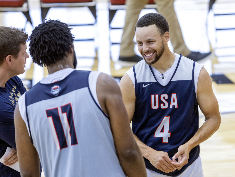 Americký basketbalista Stephen Curry v debate s Joelom Embiidom