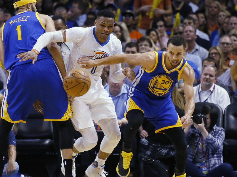 Na snímke sprava Stephen Curry a Russel Westbrook v zápase basketalovej NBA Oklahoma City Thunder - Golden State Warriors