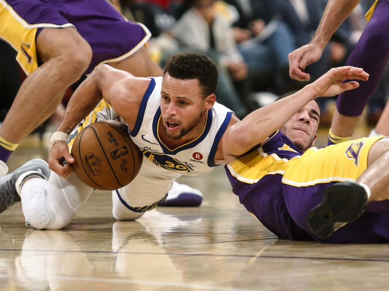 Stephen Curry v súboji o loptu