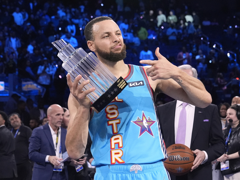 Stephen Curry s trofejou pre MVP Zápasu hviezd NBA