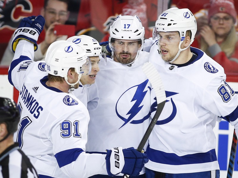 Hráči Tampy Alex Killorn (17), Steven Stamkos (71) a Erik Černák (81) oslavujú strelený gól