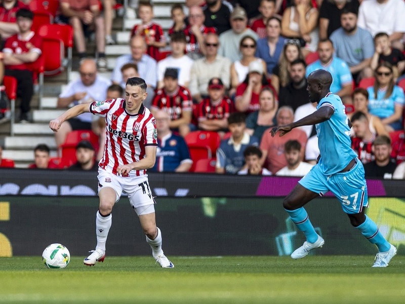 Róbert Boženík v drese Stoke City