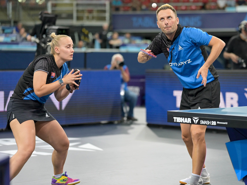 Slovenskí stolní tenisti Barbora Balážová a Ľubomír Pištej 