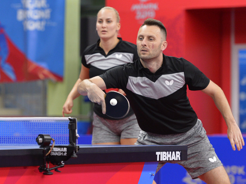 Na snímke slovenskí reprezentanti v stolnom tenise Ľubomír Pištej (vpravo) a Barbora Balážová 