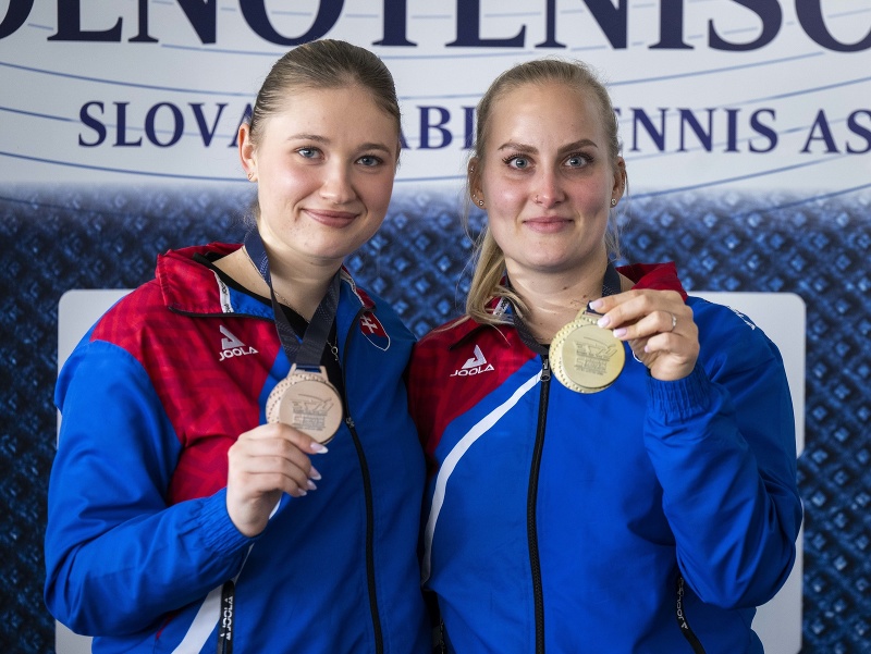 Na snímke reprezentantky SR v stolnom tenise Tatiana Kukuľková (vľavo) a Barbora Balážová pózujú s medailami počas tlačovej konferencie Slovenského stolnotenisového zväzu 