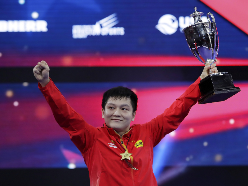 Čínsky stolný tenista Čen-tung Fan s trofejou pre majstra sveta
