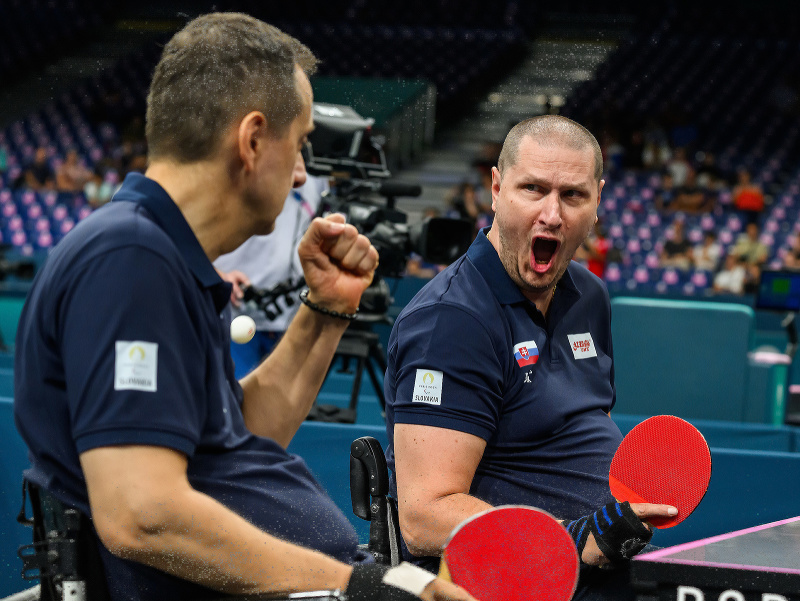 Na snímke slovenskí reprezentanti v parastolnom tenise Peter Lovaš (vpravo) a Ján Riapoš