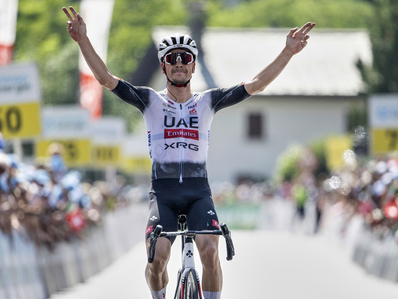 Portugalský cyklista Joao Almeida oslavuje triumf v štvrtej etape Okolo Švajčiarska