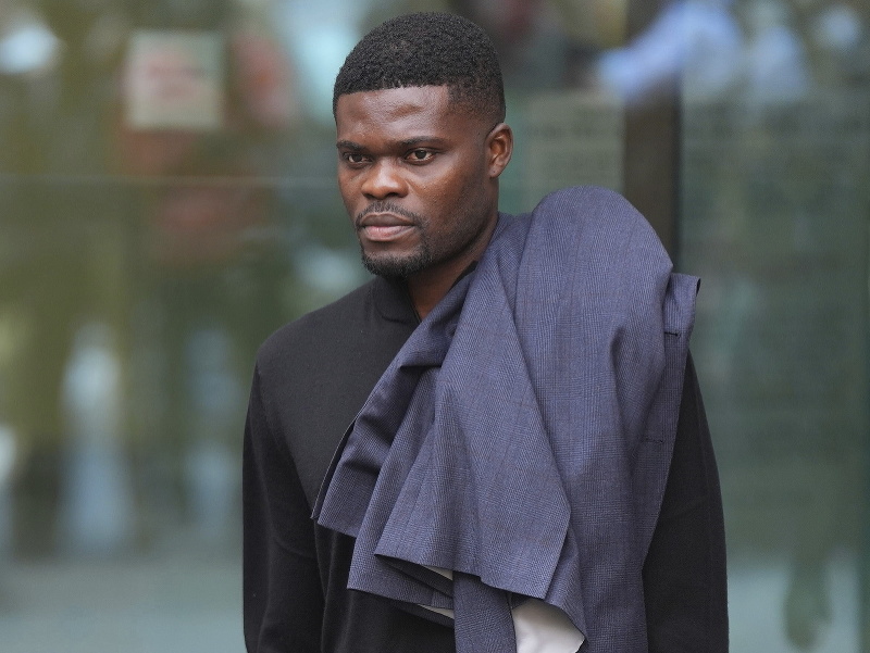 Bývalý futbalista Arsenalu Thomas Partey odchádza zo súdu v Londýne