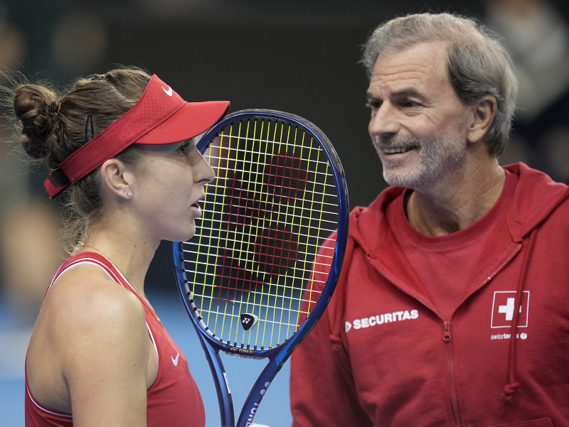 Švajčiarska tenistka Belinda Benčičová a nehrajúci kapitán Heinz Guenthardt 