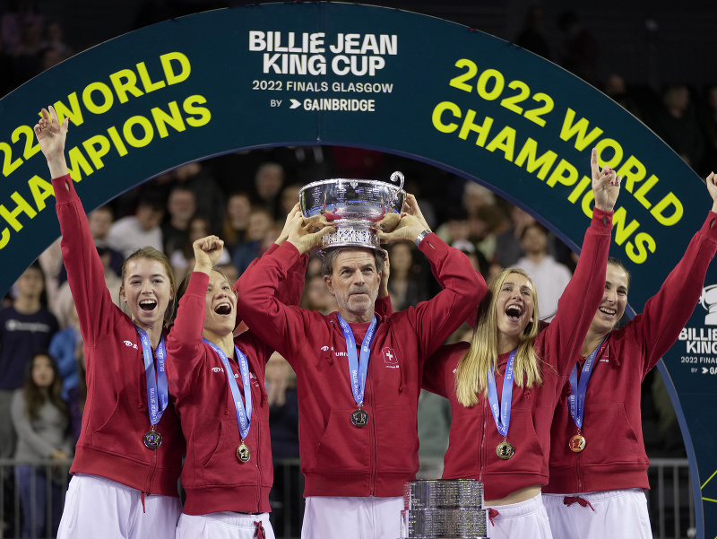 Švajčiarske oslavy s víťaznou trofejou