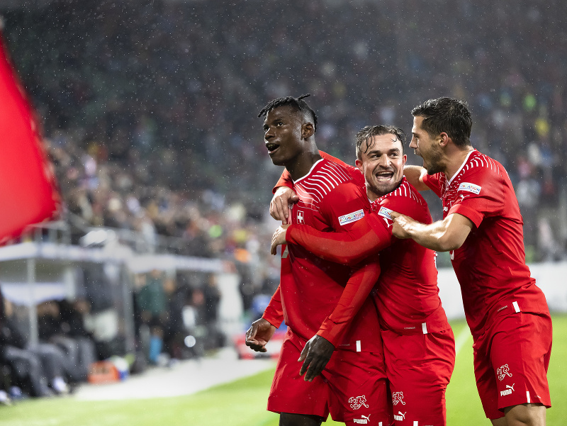 Breel Embolo oslavuje gól Švajčiarska