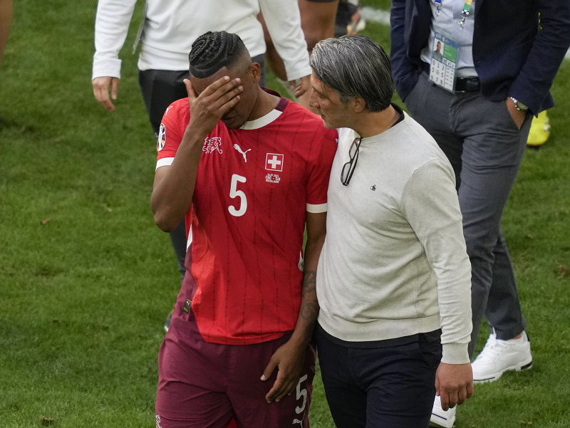 Tréner Švajčiarska Murat Yakin (vpravo) a Manuel Akanji