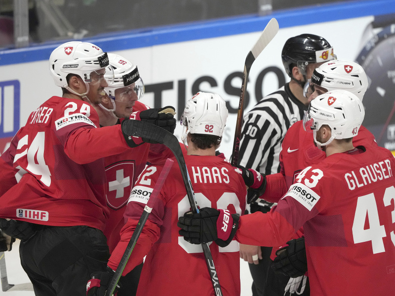 Švajčiarski hokejisti oslavujú gól 