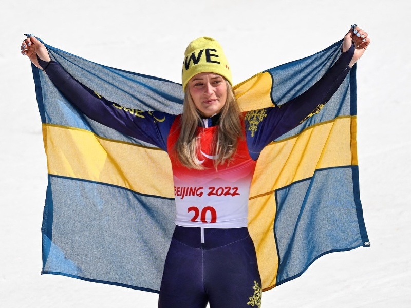 Švédska lyžiarka Ebba Aarsjoe oslavuje medialu na PH v Pekingu