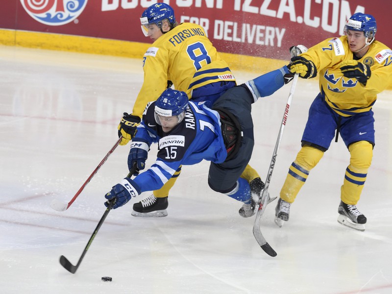 Mikko Rantanen, Gustav Forsling a Marcus Pettersson v súboji o puk