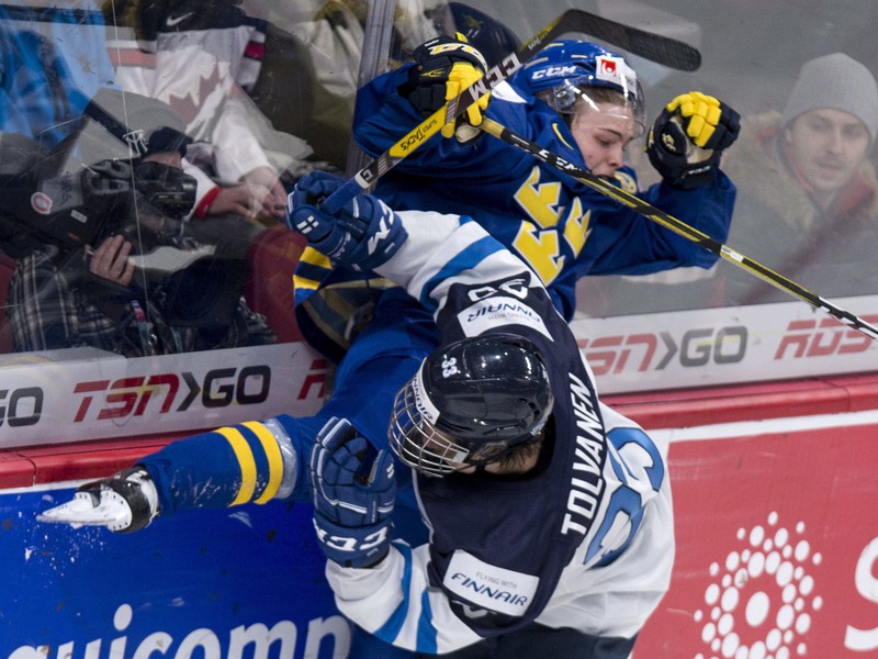 Tim Soderlund a Eeli Tolvanen v súboji