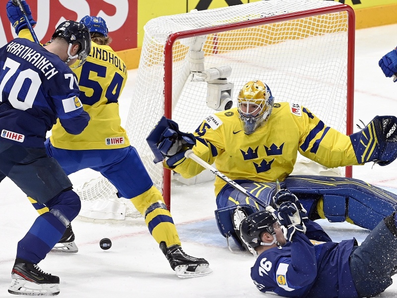 Teemu Hartikainen a Anton Lindholm bojujú pred bránou o puk