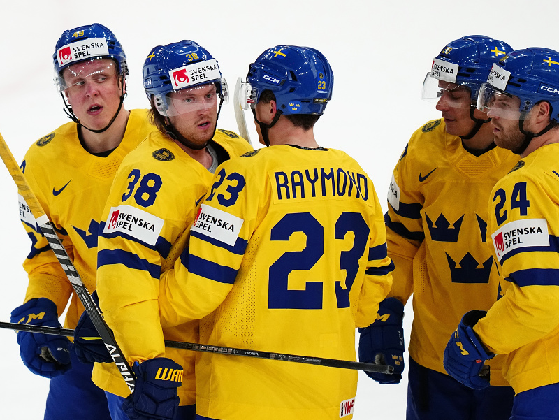 Švédsky hráč Fabian Zetterlund (vľavo) oslavuje so spoluhráčmi po tom, ako strelil štvrtý gól