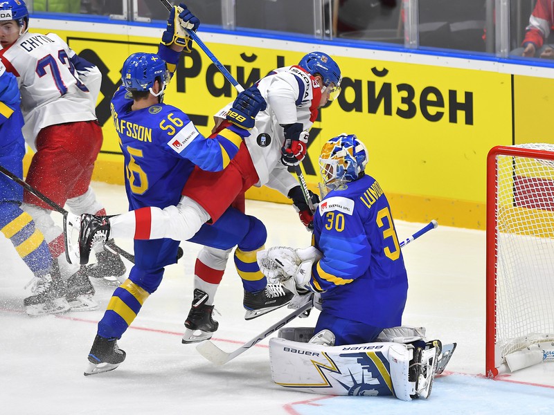 Na snímke Erik Gustafsson (Švédsko), Jakub Vrána (Česko) a brankár Henrik Lundqvist (Švédsko)
