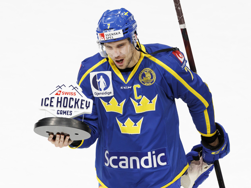 Kapitán Švédska Henrik Tommernes pózuje s trofejou po celkovom triumfe na Švajčiarskych hokejových hrách 