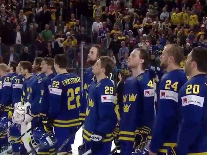 Švédski hokejisti pri hymne 