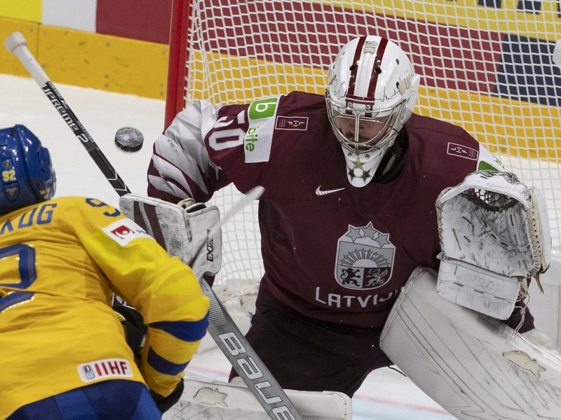 Gabriel Landeskog a brankár Kristers Gudlevskis