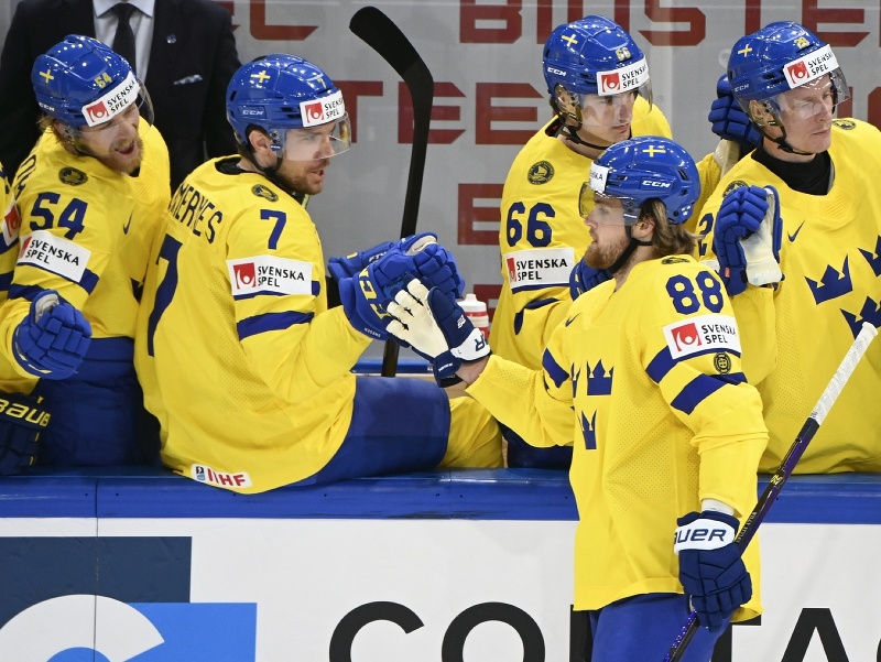 Hokejisti Švédska sa tešia z gólu