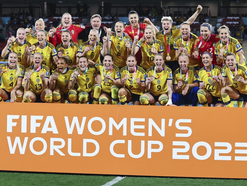 Švédske futbalistky pózujú s bronzovými medailami po víťazstve 2:0 v zápase o 3. miesto Austrália - Švédsko