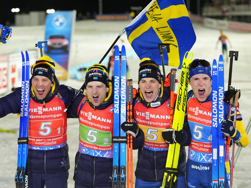 Švédski biatlonisti sa radujú zo zlatej medaily
