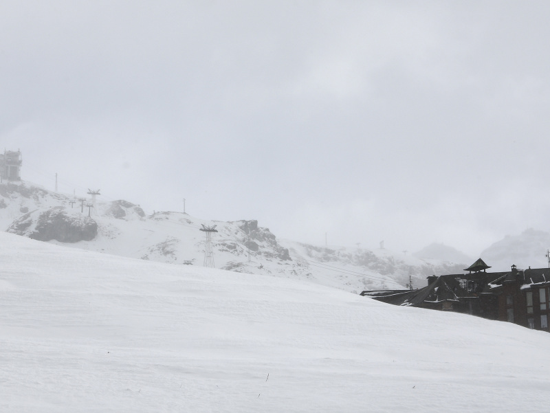 Na snímke počasie po zrušení tretieho záverečného tréningu na zjazd SP alpských lyžiarok vo švajčiarskom Zermatte