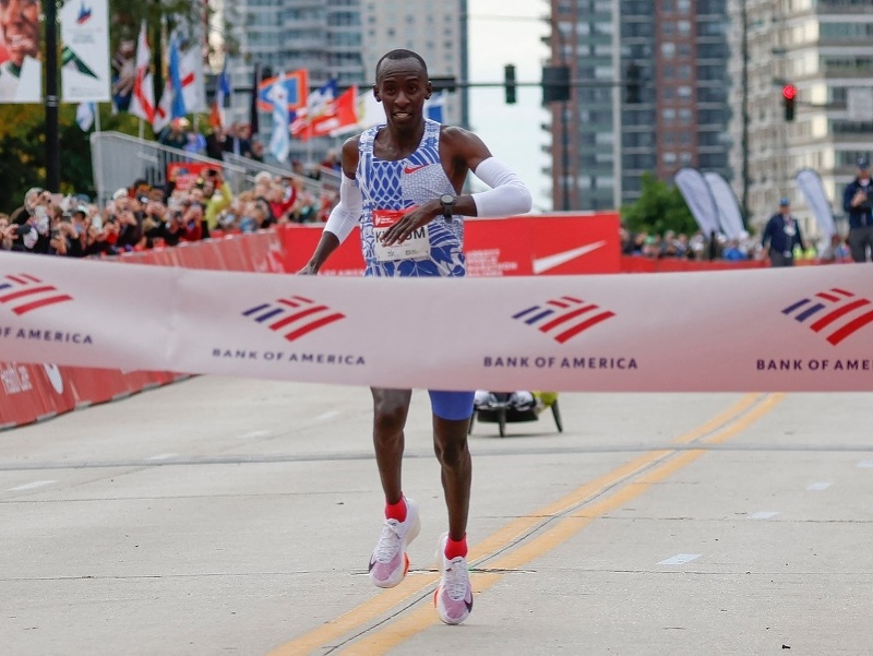 Kelvin Kiptum vytvoril na Chicagskom maratóne nový svetový rekord. 