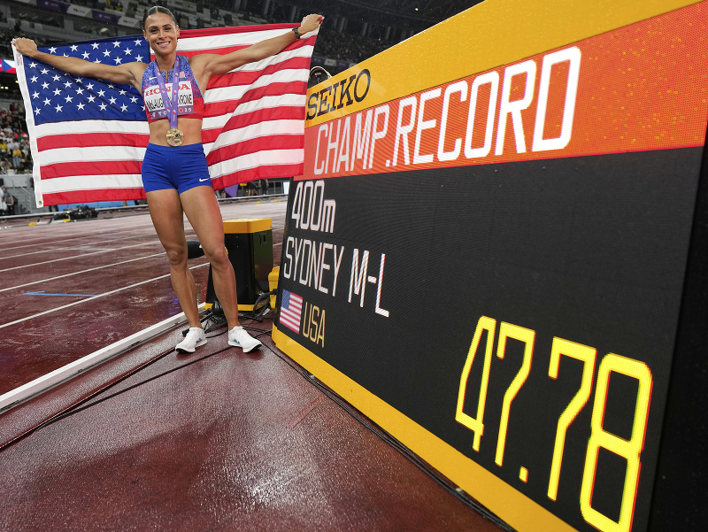 Americká atlétka Sydney McLaughlinová-Levroneová zabehla na majstrovstvách sveta v Tokiu druhý najlepší čas histórie v behu na 400 metrov. 