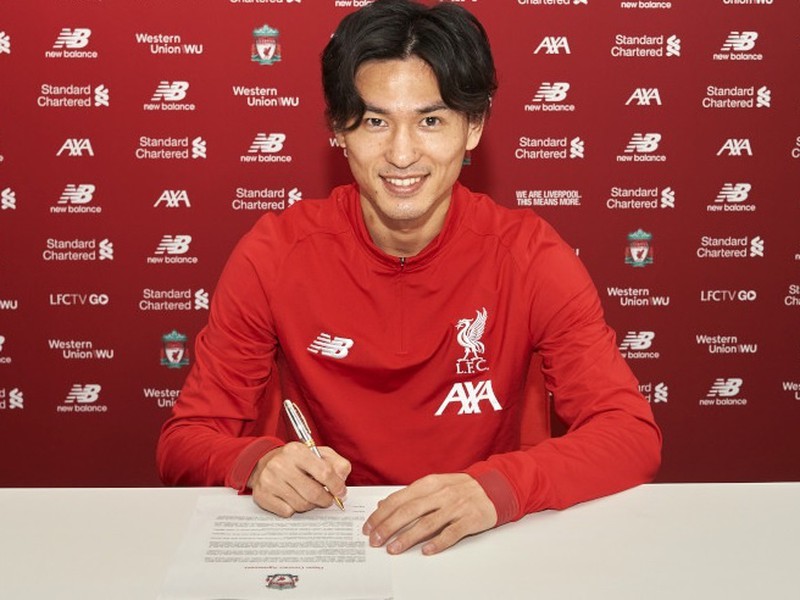 Takumi Minamino pri podpise zmluvy s Liverpoolom