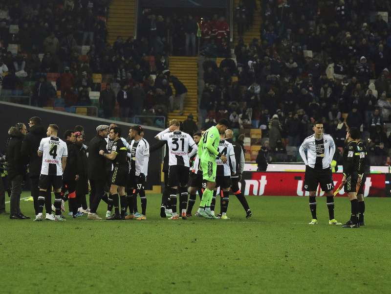 Prerušený súboj Udinese s AC Miláno po rasistických urážkach na adresu brankára Mikea Maignana