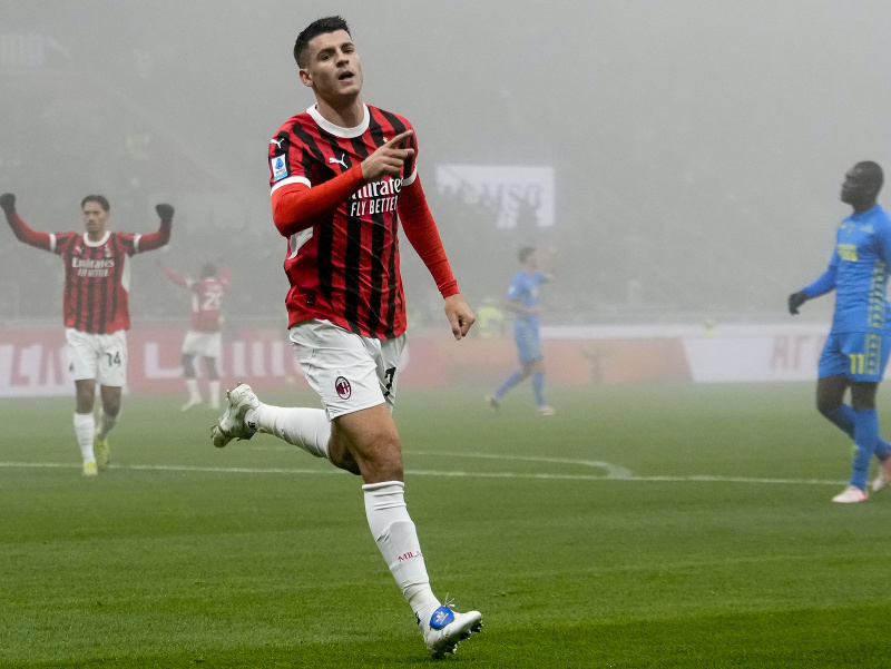Álvaro Morata z AC Milána sa raduje z úvodného gólu