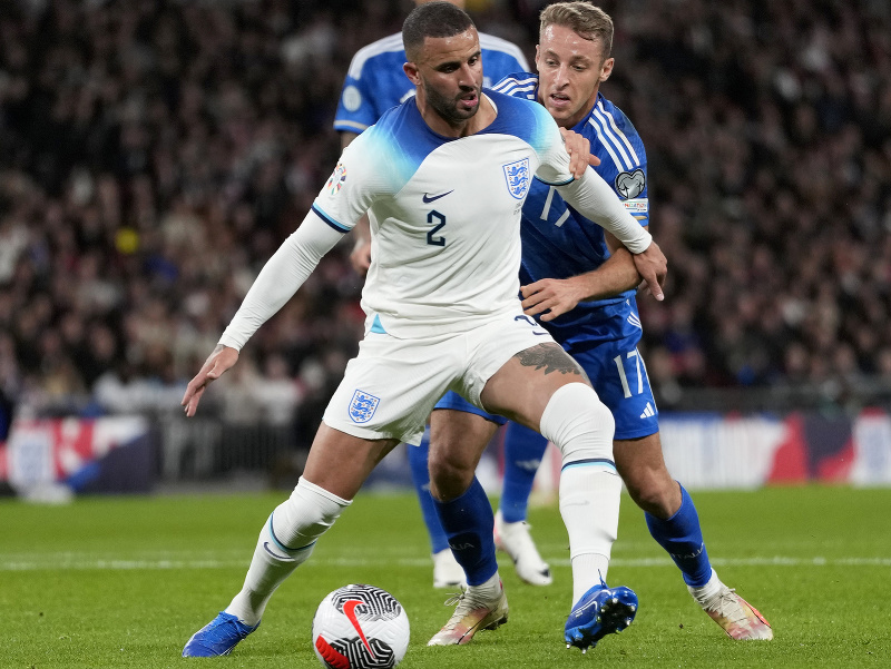 Davide Frattesi a Kyle Walker v súboji o loptu