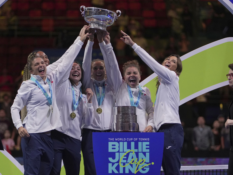 Tenistky Talianska dvíhajú and hlavu trofej po obhajobe titulu v Pohári Billie-Jean Kingovej