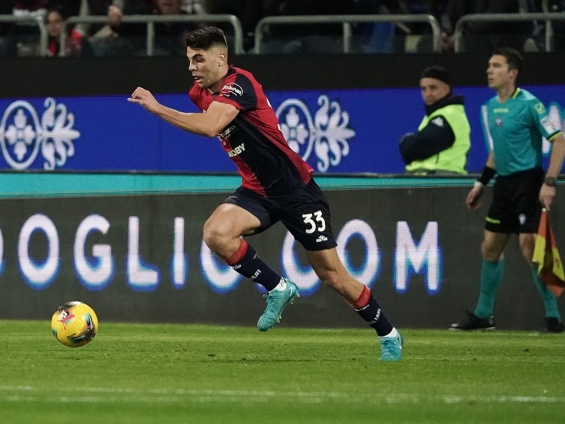 Adam Obert v drese Cagliari Calcio