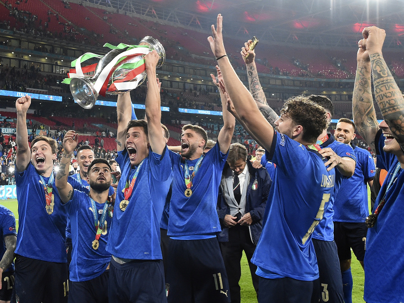 Oslavy talianskych futbalistov s trofejou EURO