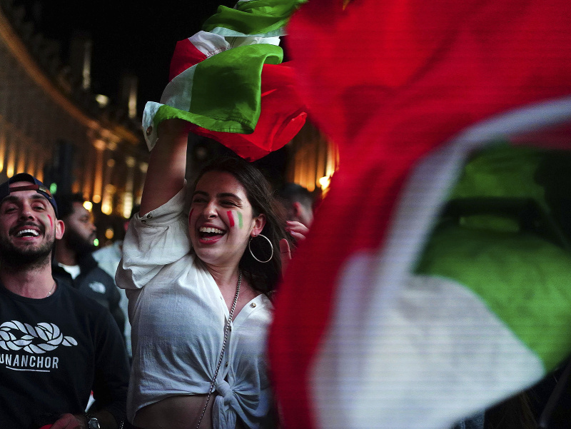 Talianski fanúšikovia oslavujú tirumf na EURO