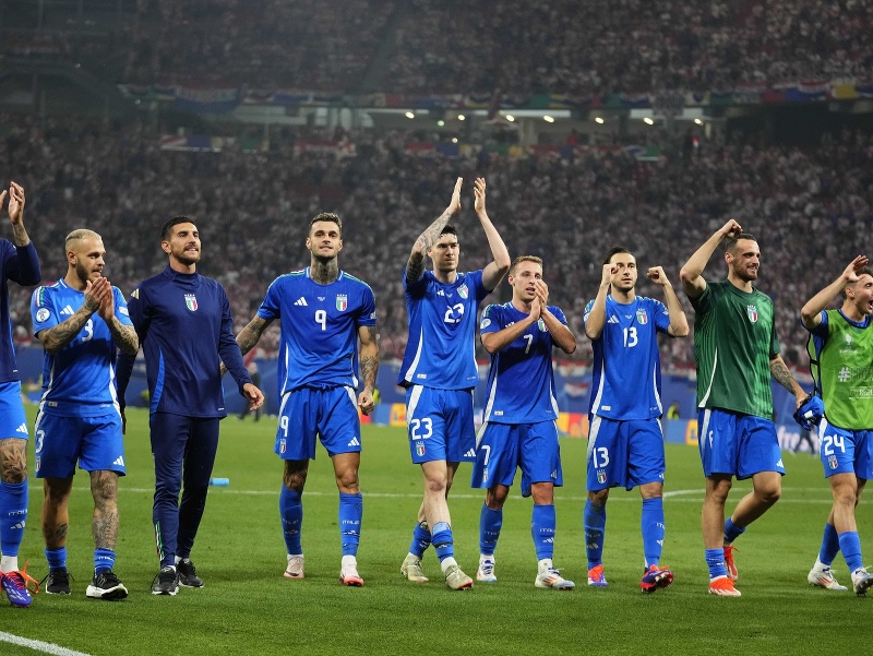Talianski futbalisti ďakujú fanúšikom