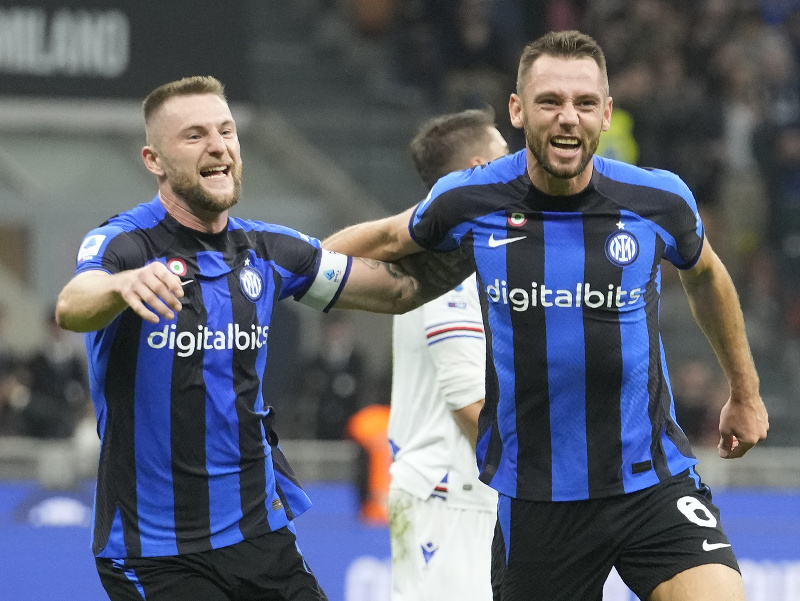 Milan Škriniar a Stefan de Vrij oslavujú gól Interu