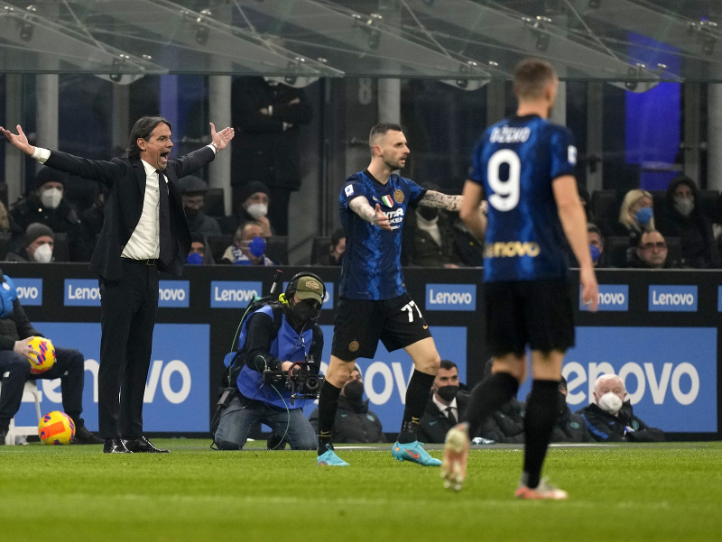 Rozčuľujúci sa Simone Inzaghi na lavičke Interu v milánskom derby