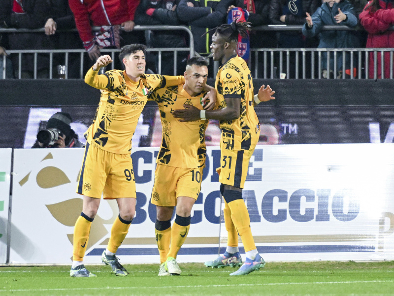 Hráč Lautaro Martinez (uprostred) z Interu Miláno sa raduje z gólu