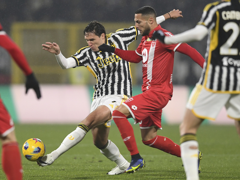 Futbalista Juventusu Turín Federico Chiesa s loptou