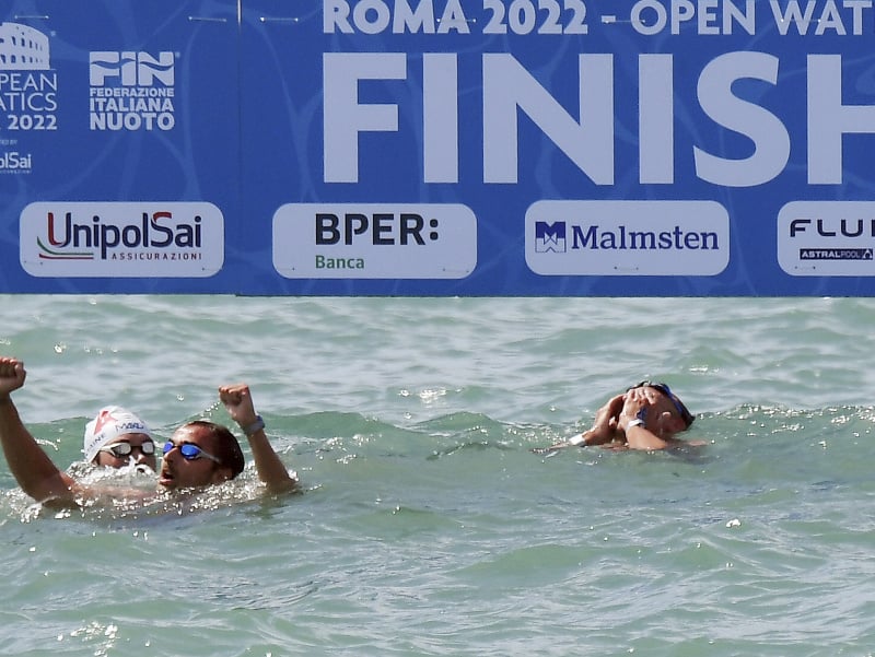 Talianski plavci sa tešia zo zisku zlatej medaily na ME zmiešaných tímov